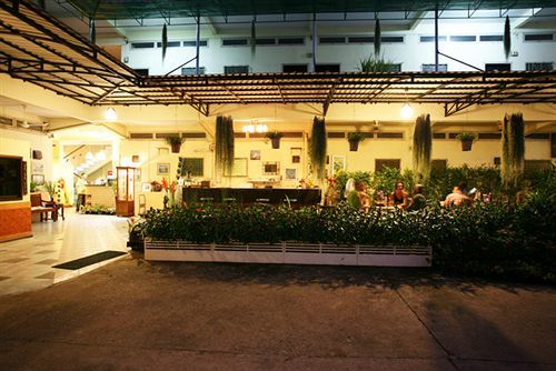 Oyo-905拉扎达酒店 曼谷 外观 照片
